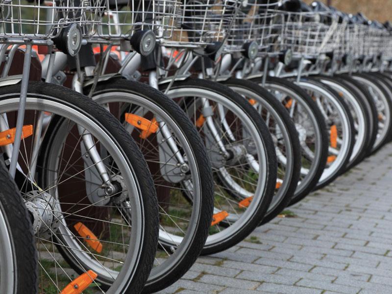 Închiriez biciclete